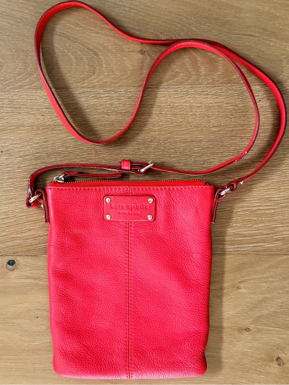 Kate Spade Crossbody Swingpack Bag Red Pebbled Leather Vertical Small Like New